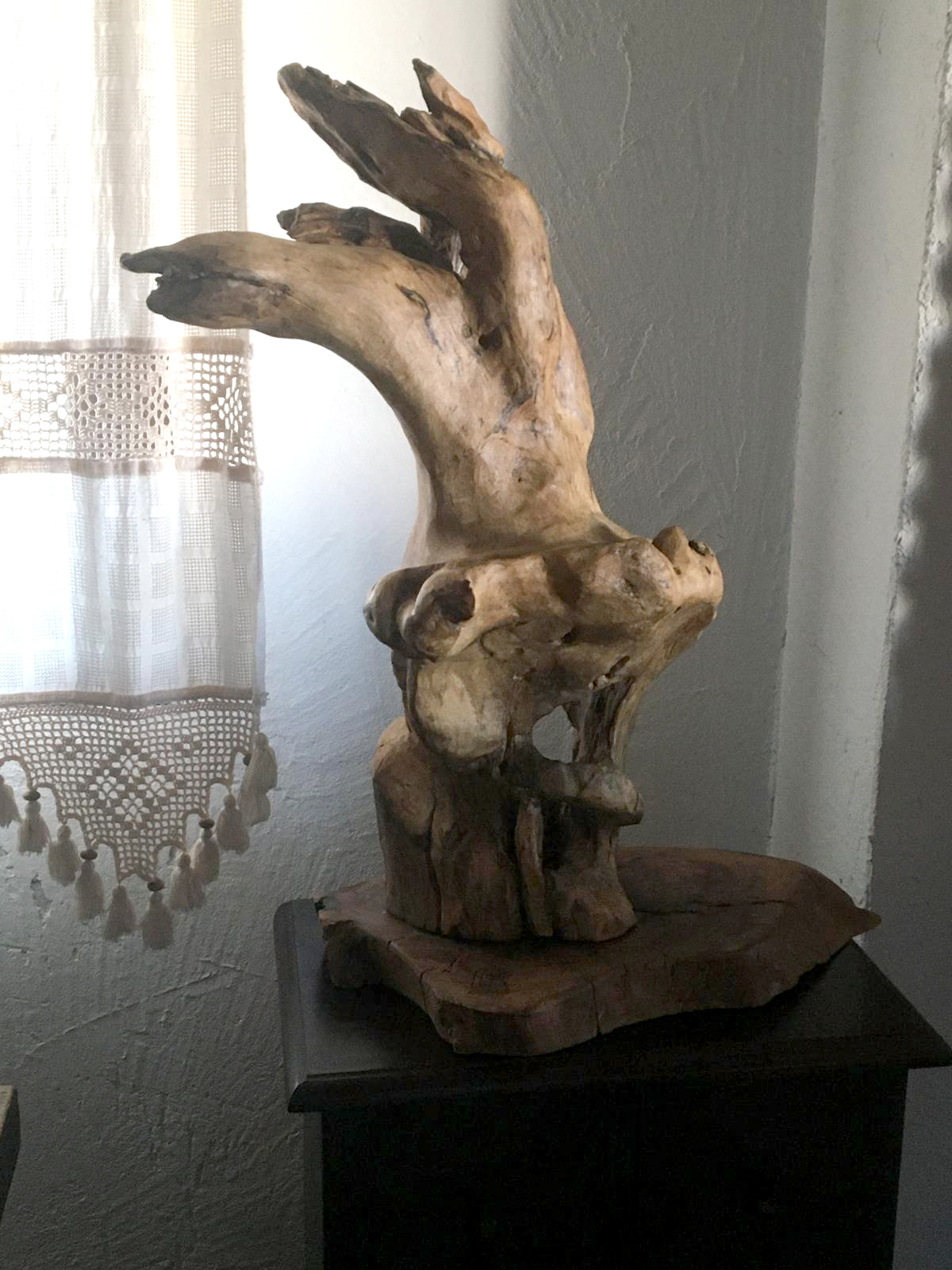 Escultura realizada artesanalmente en madera de olivo tratada con cera natural de abeja