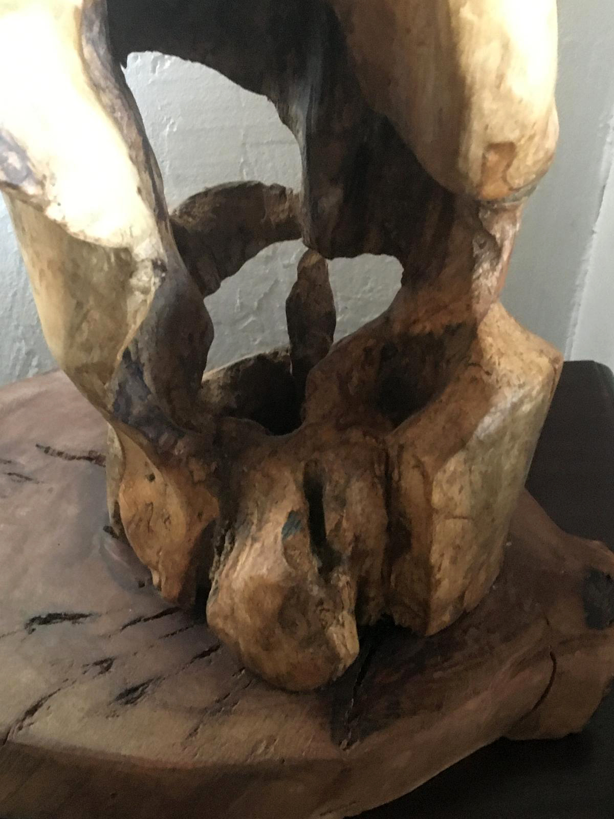 Escultura realizada artesanalmente en madera de olivo tratada con cera natural de abeja