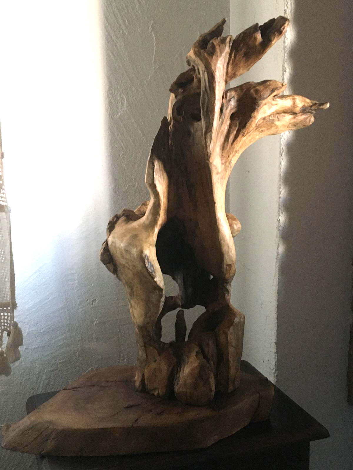 Escultura realizada artesanalmente en madera de olivo tratada con cera natural de abeja