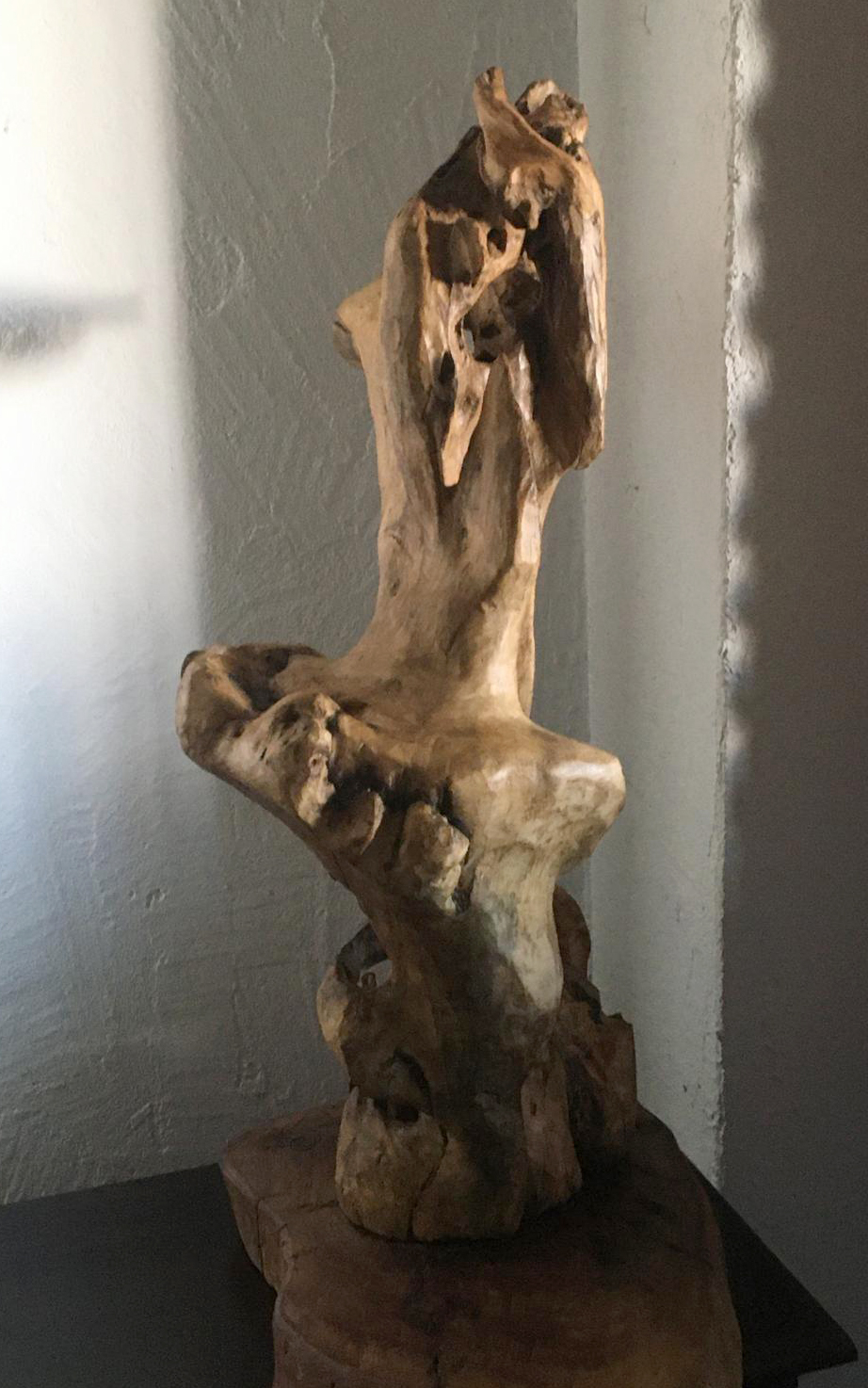 Escultura realizada artesanalmente en madera de olivo tratada con cera natural de abeja