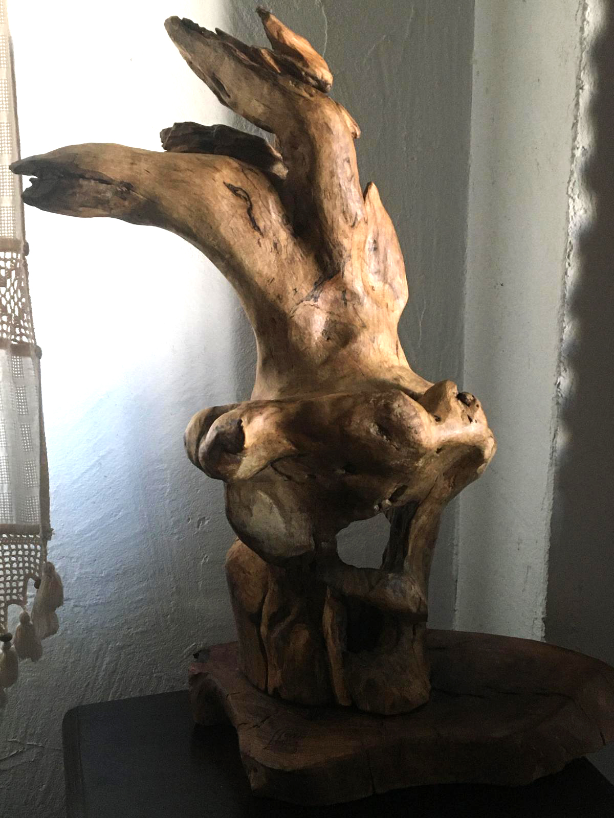 Escultura realizada artesanalmente en madera de olivo tratada con cera natural de abeja