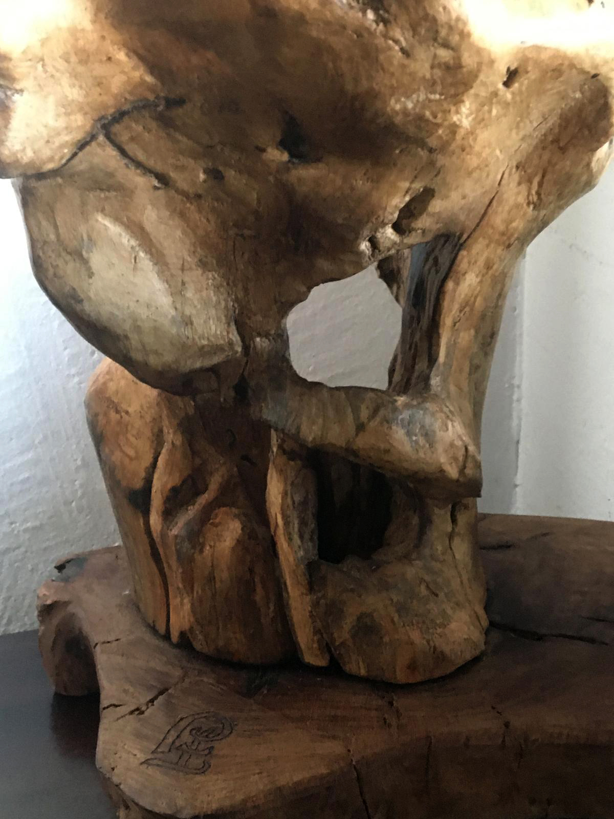 Escultura realizada artesanalmente en madera de olivo tratada con cera natural de abeja