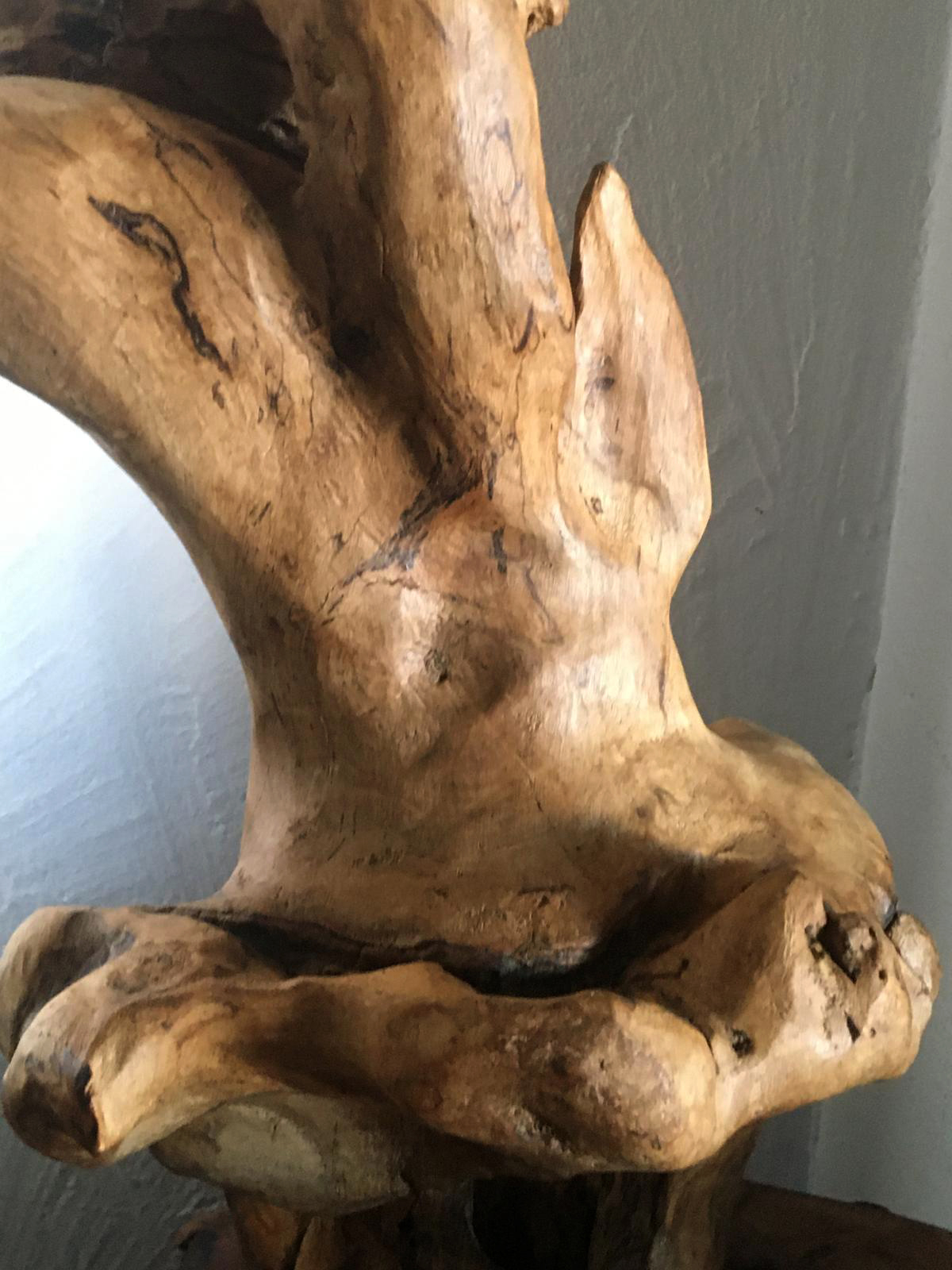 Escultura realizada artesanalmente en madera de olivo tratada con cera natural de abeja