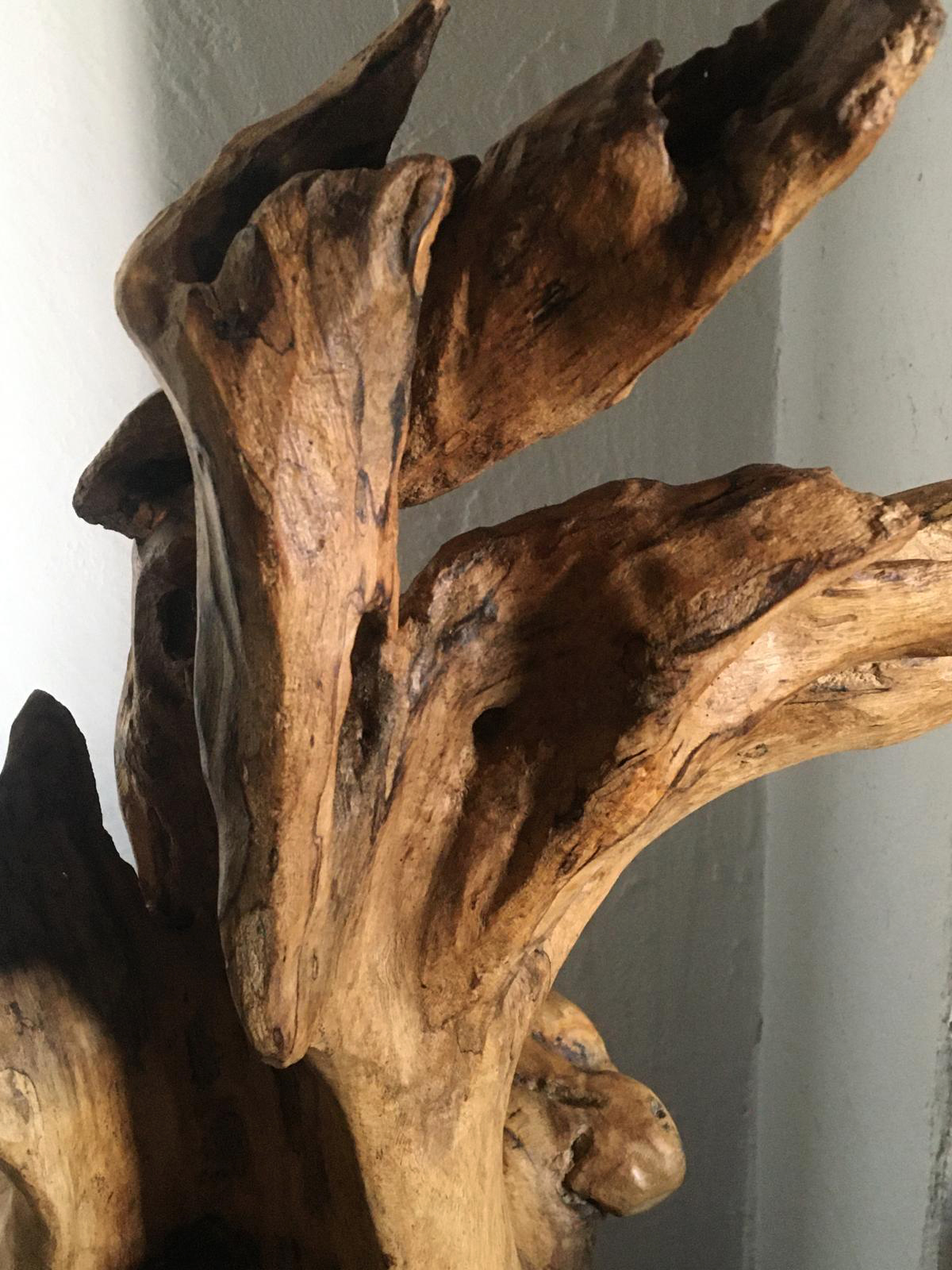 Escultura realizada artesanalmente en madera de olivo tratada con cera natural de abeja