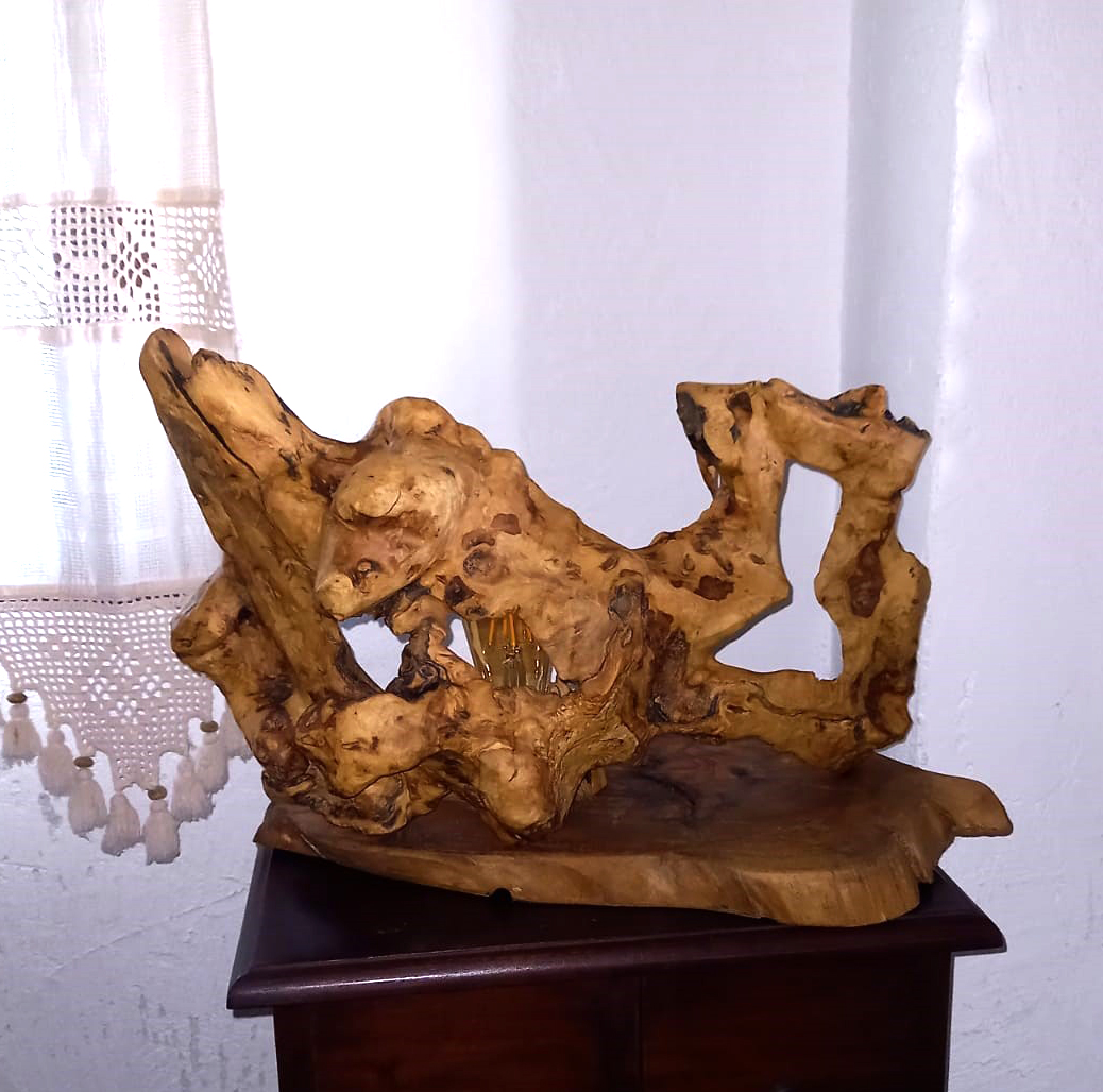 Lámpara rústica de madera de olivo hecha artesanalmente