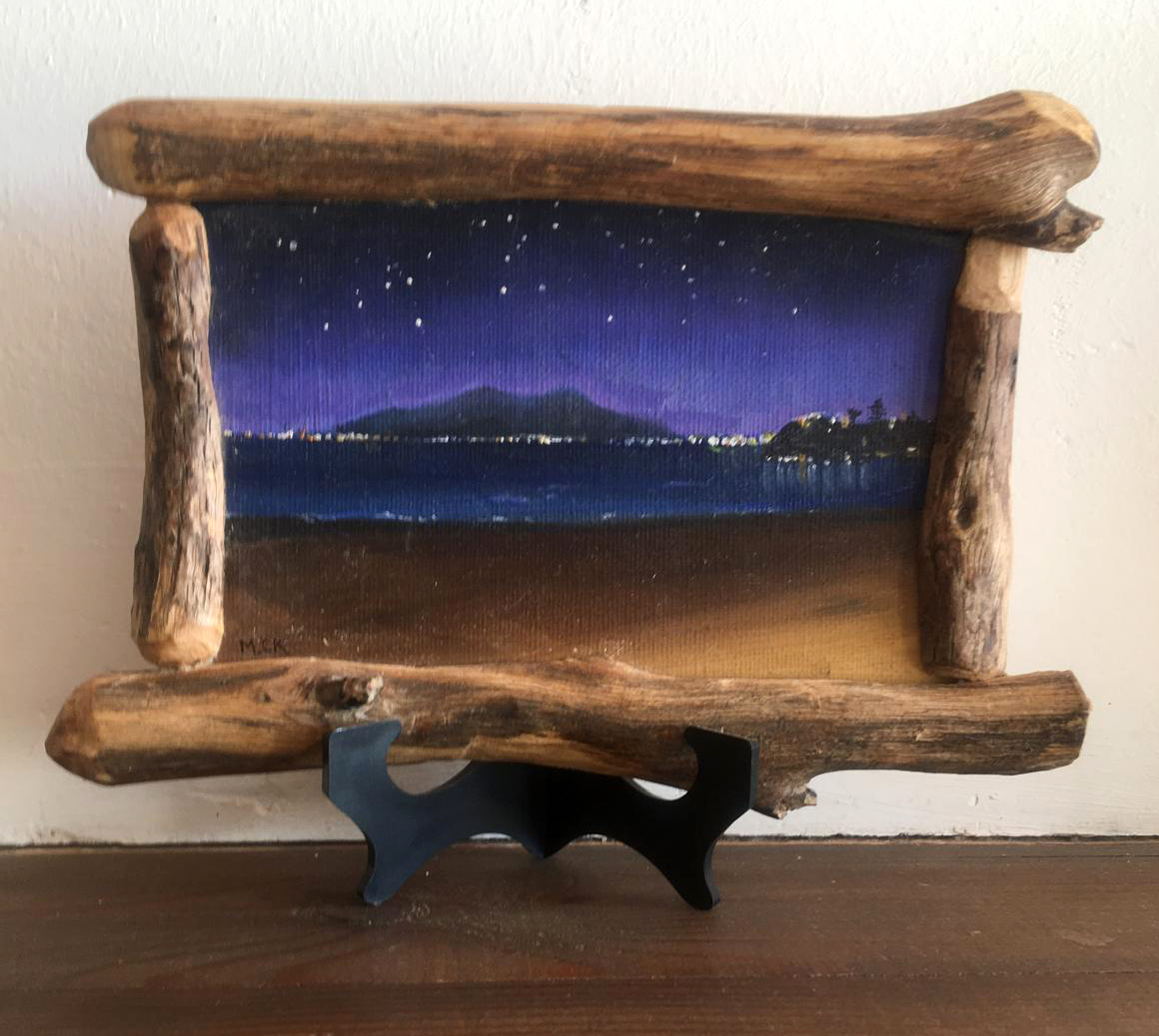 Pequeño cuadro al óleo que representa un paisaje nocturno de Rincón de la Victoria. El marco está hecho a mano con maderas de deriva.