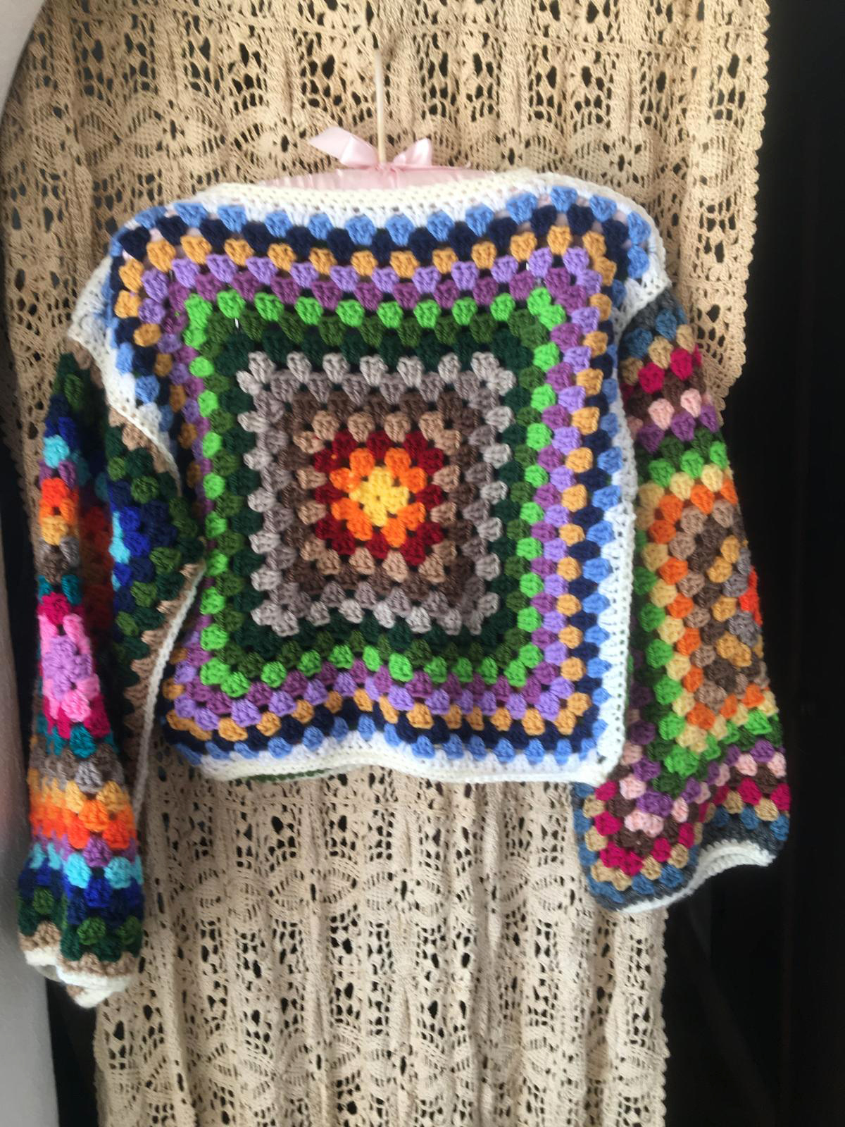 jersey hecho artesanalmente a ganchillo o crochet con la técnica de granny squares